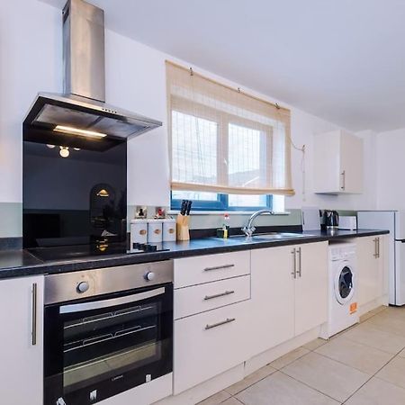Cozy 1 Bedroom Apartment, Prime Location , Free Parking Manchester Eksteriør billede