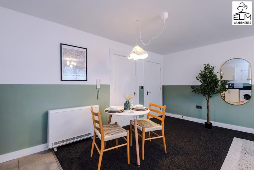 Cozy 1 Bedroom Apartment, Prime Location , Free Parking Manchester Eksteriør billede